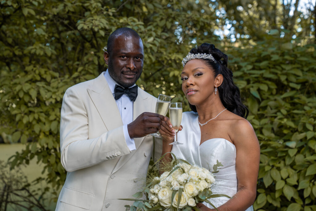 Photographe de mariage : couple de mariés trinquant