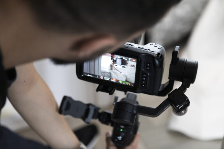 Caméra sur stabilisateur pendant un mariage