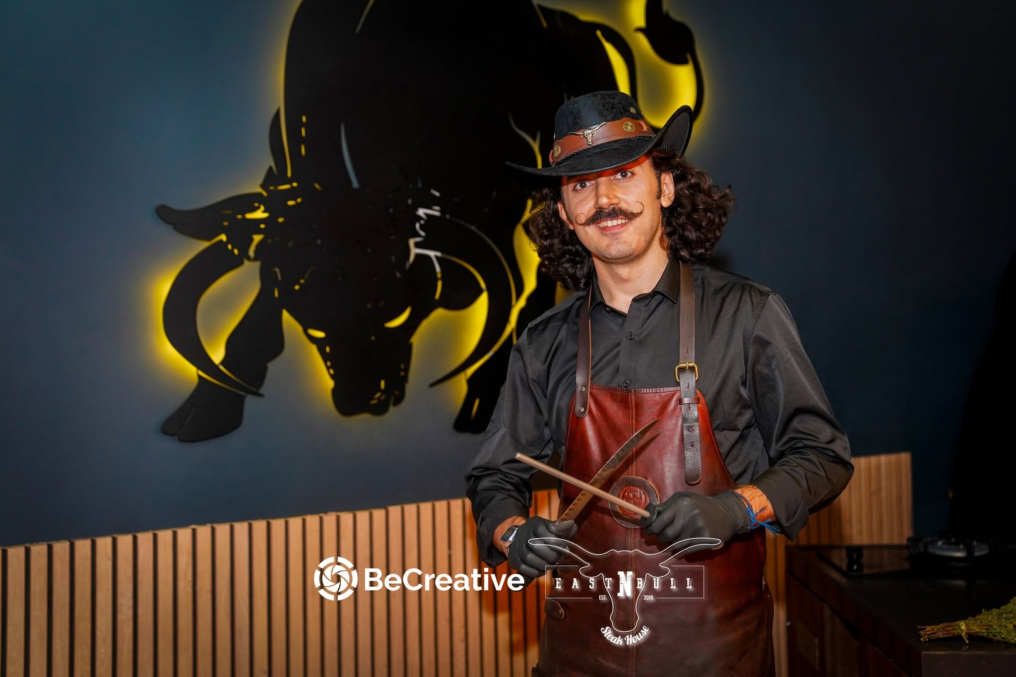 Chef en cuisine dans un steakhouse, photo de restaurant