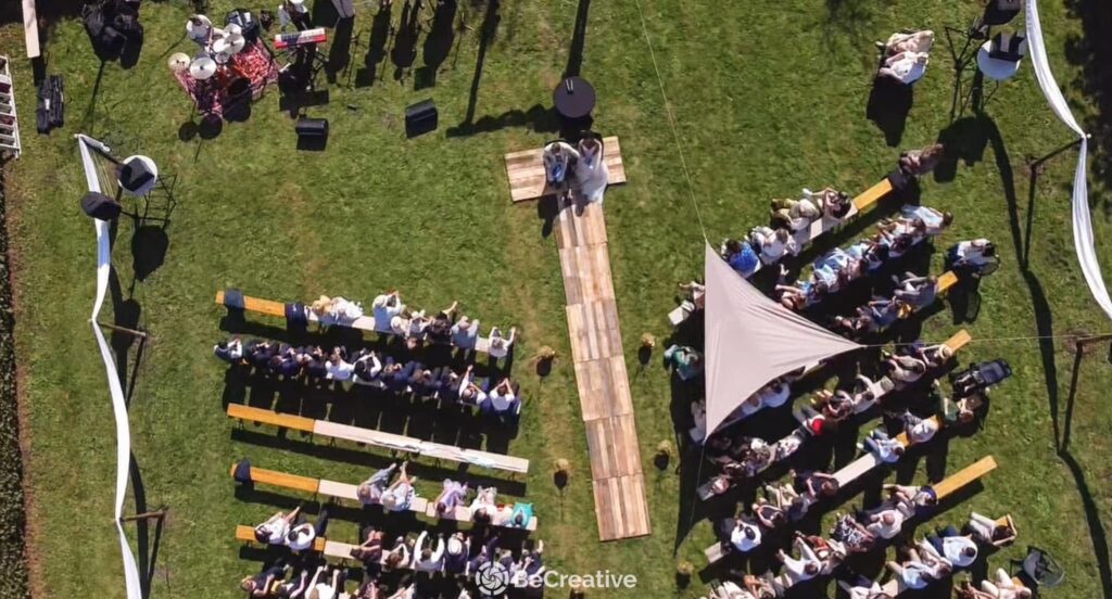 Cérémonie en extérieur filmée au drone, vue du ciel