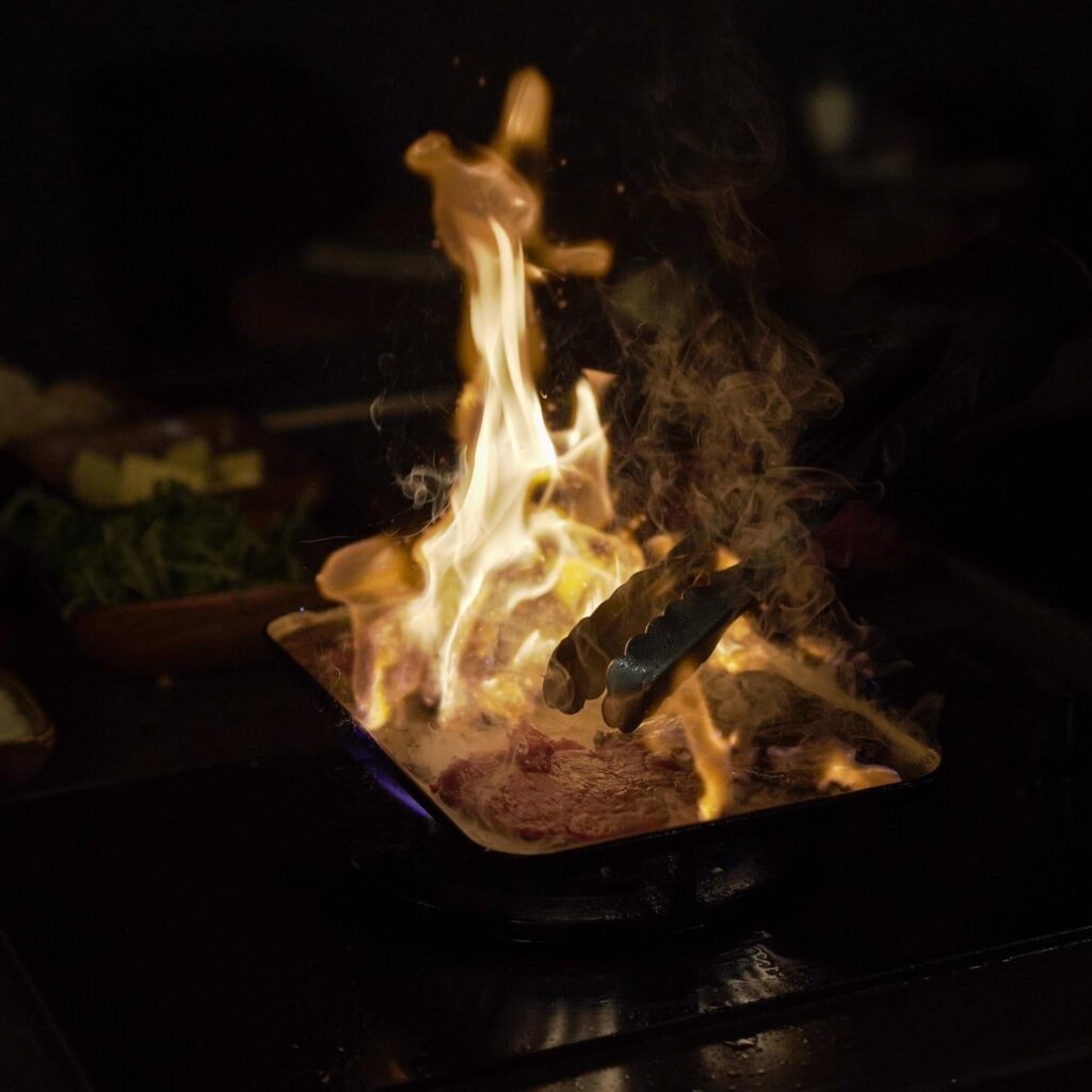 Steak flambé en cuisine, photo de restaurant BeCreative