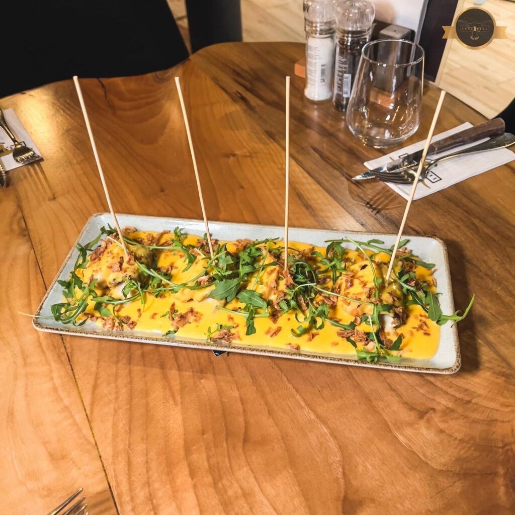 Plat dressé sur table en bois, photo culinaire pour restaurant