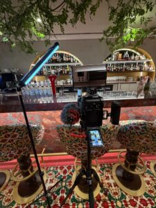 Tournage de contenu pour les réseaux sociaux dans un bar