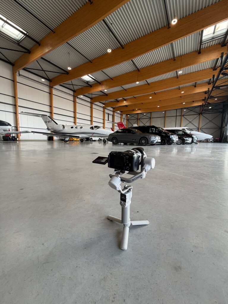 Caméra sur stabilisateur dans un hangar d’avions privés, tournage BeCreative