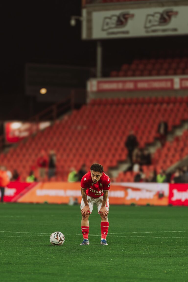 Joueur du Standard de Liège sur la pelouse du stade, photo BeCreative