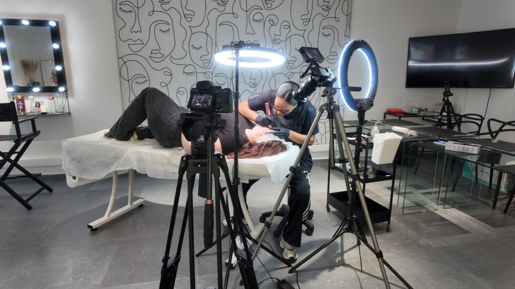 Tournage vidéo dans un institut de beauté, caméras et éclairages en place