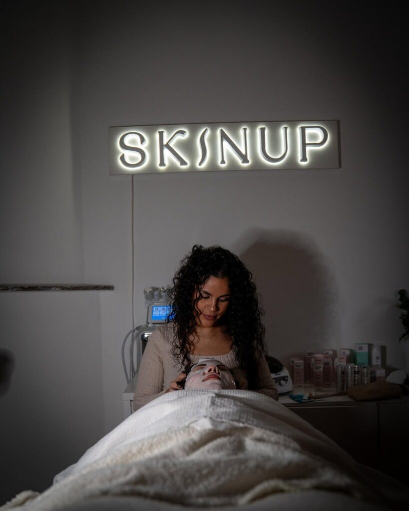Shooting photo chez Skinup, soin du visage sous l’enseigne lumineuse